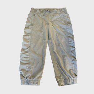 25. ATHLETA cargo capri gray pants with zipper pockets size 6